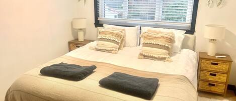 4 bedrooms, iron/ironing board, WiFi, bed sheets