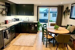 Kylskåp, mikrovågsugn, ugn och spishäll