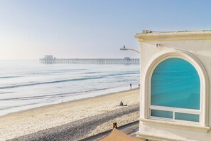 Sur la plage, chaise longue, serviettes de plage