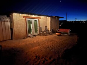 Terrace/patio - Hilltop Cabin + Starlink + Views + 10 mins to Park (Twentynine Palms)