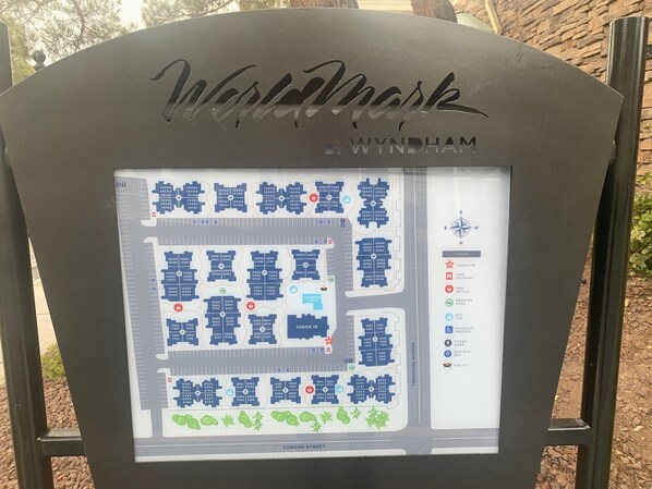 Un plan de l’hôtel Wyndham indiquant les numéros des chambres et les équipements disponibles, tels qu’une piscine, des barbecues et un foyer extérieur.