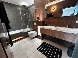 Dusche, Haartrockner, Handtücher, Seife