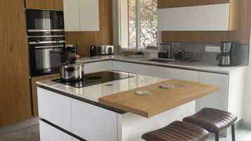 Een koelkast, een microgolfoven, een oven, een kookplaat