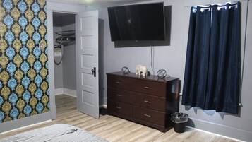 2 quartos, ferros/tábuas de passar roupa, roupa de cama