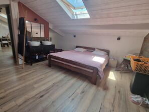4 chambres, bureau, fer et planche à repasser, lit parapluie