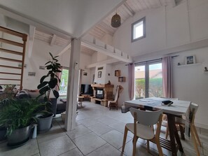 TV connectée, cheminée, écrans d'ordinateur, imprimantes