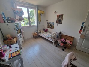 4 Schlafzimmer, Schreibtisch, BĂŒgeleisen/BĂŒgelbrett, Reisekinderbett