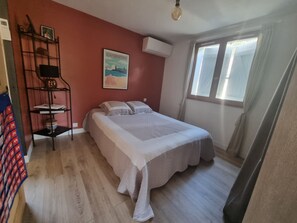 4 Schlafzimmer, Schreibtisch, Bügeleisen/Bügelbrett, Reisekinderbett