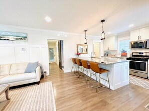 Fridge, microwave, oven, stovetop - Southie Paradise: Minutes to Xcel Energy Center (South Saint Paul)