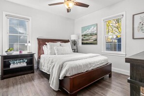 3 bedrooms, desk, iron/ironing board, WiFi - Southie Paradise: Minutes to Xcel Energy Center (South Saint Paul)