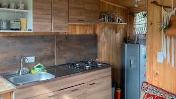 Refrigerador, parrilla de estufa, cafetera y tetera y licuadora
