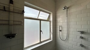 Shower, hydromassage showerhead, free toiletries, hair dryer
