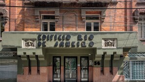Un edificio con el cartel 