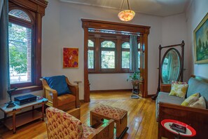 Departamento Premium | Área de sala de estar | Smart TV de 60 pulgadas con canales digitales y Netflix