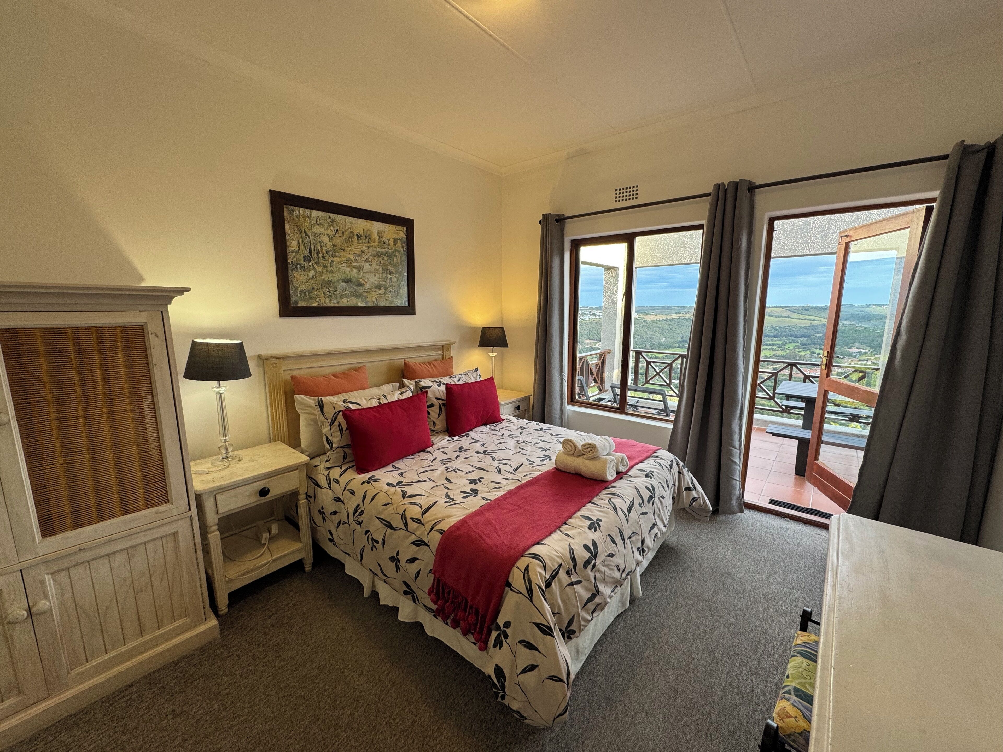 3 chambres, bureau, fer et planche à repasser, draps fournis