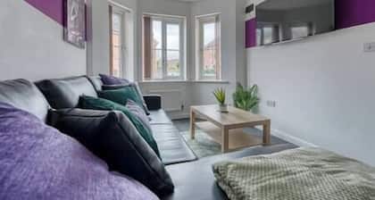 Beautiful 5 Bed House Free WIFI
