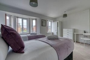 5 bedrooms, iron/ironing board, free WiFi, bed sheets - Beautiful 5 Bed House Free WIFI (Coventry)