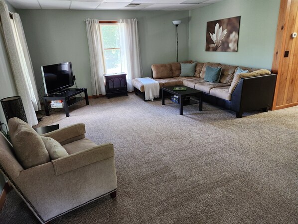 Smart TV, DVD player, books, offices