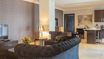 Habitación de lujo | 1 dormitorio, decoración individual, mobiliario individual y escritorio