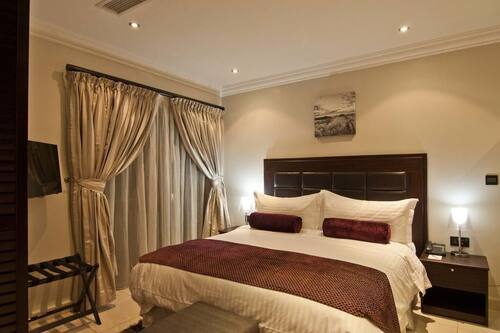 Habitació de luxe | 1 dormitori, decoració individual, mobiliari individual i escriptori