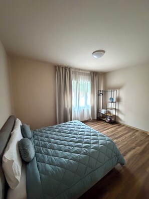 2 bedrooms, iron/ironing board, travel cot, free WiFi