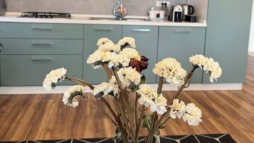 Køleskab, mikrobølgeovn, ovn, kogeplade