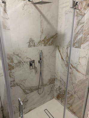ヘアドライヤー、タオル、石鹸、トイレットペーパー