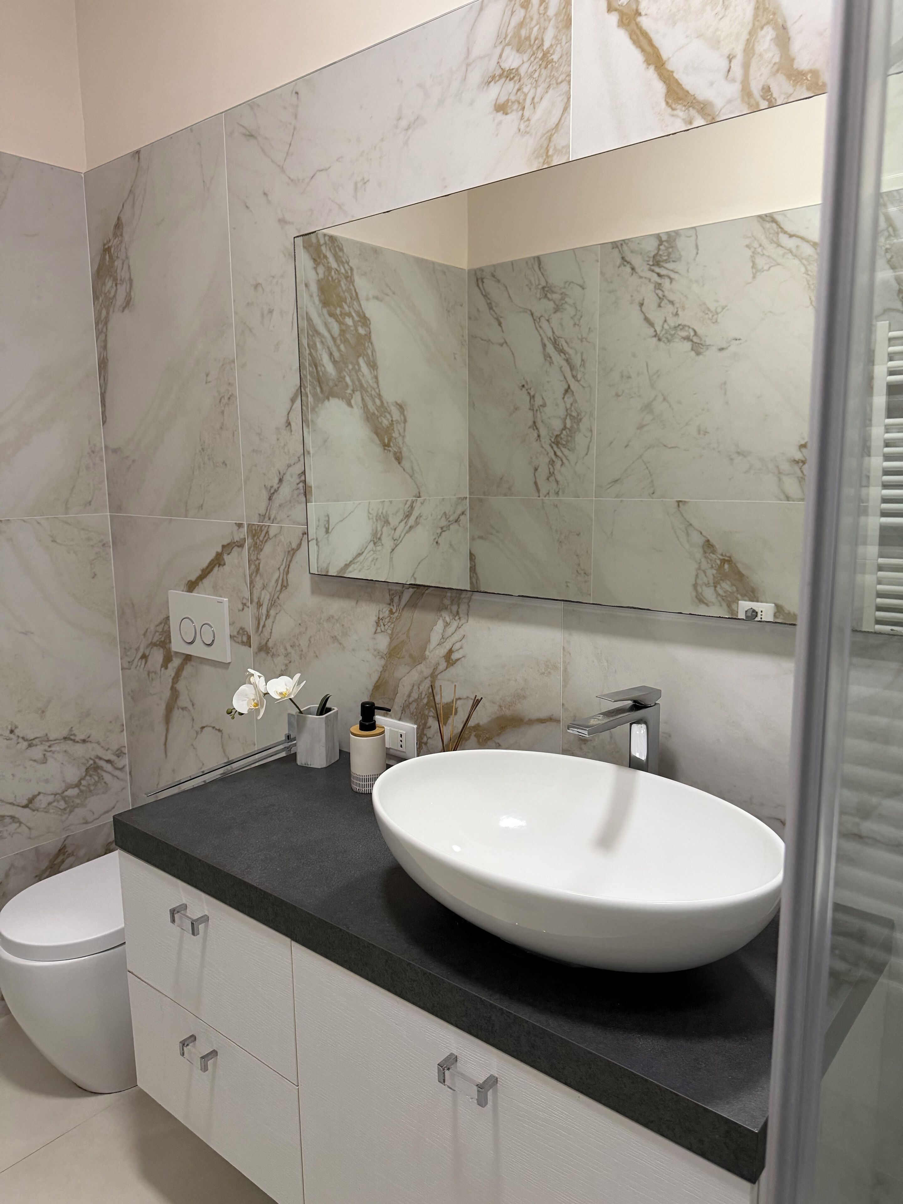 Hårtork, handdukar, tvål och toalettpapper