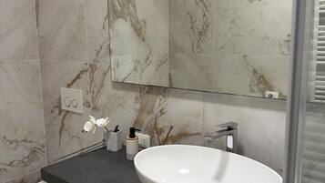 Hårtork, handdukar, tvål och toalettpapper