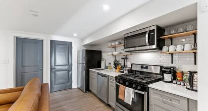 Bloomingdale Mid-Century Condo 2BR/1BA by DCottage