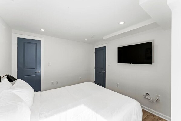 2 bedrooms, desk, iron/ironing board, travel crib