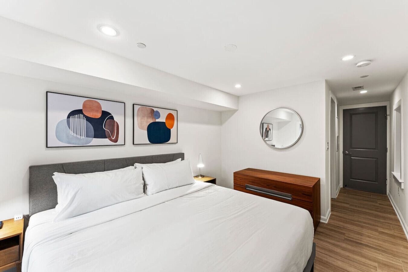 2 dormitoris, escriptori i planxa i posts de planxar 