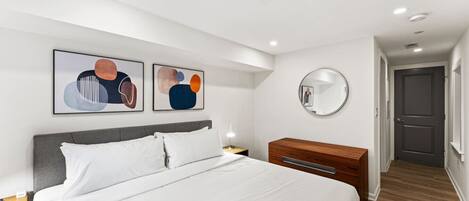 2 dormitoris, escriptori i planxa i posts de planxar