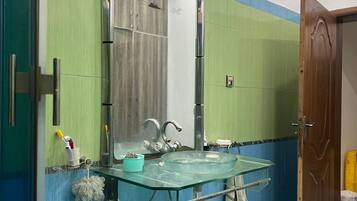 Suihku, hiustenkuivaaja, bidee, pyyhkeet