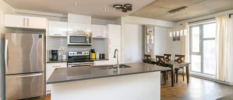 Jääkaappi, mikroaaltouuni, uuni, liesi