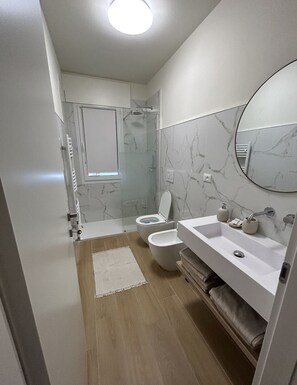 Secadora de cabello, toallas, jabón, papel de baño