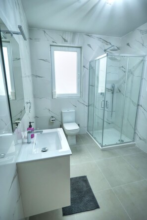 Dusche, Haartrockner, Handtücher