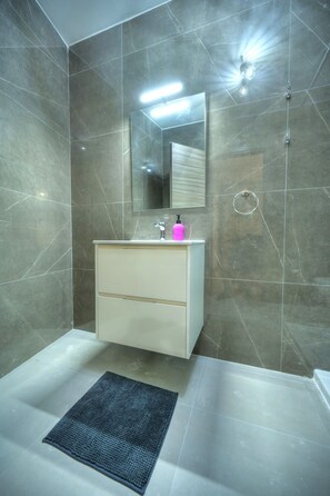Shower, hair dryer, towels