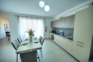 Frigorífic, forn, rentaplats i cafetera i tetera 