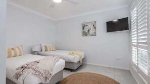 4 bedrooms, iron/ironing board, free WiFi, bed sheets