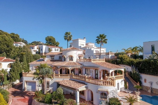 Villa del Águila perched high in the hills between Moraira and Benissa.