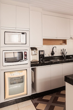 Honeymoon-Haus, Poolzugang | Eigene Küche | Kühlschrank, Mikrowelle, Kochgeschirr/Geschirr/Besteck, Esstisch