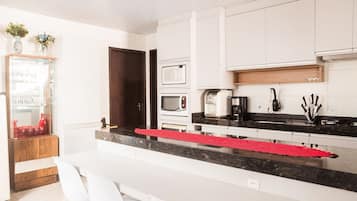 Casa lua de mel, acesso à piscina | Cozinha privada | Geladeira, micro-ondas, talheres/pratos/utensílios de cozinha
