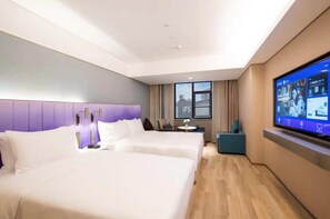 A hotel room with two beds, a TV, and a window with curtains. - Manxin Hotel Changsha IFS (Changsha)