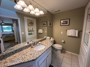 Een douche, een haardroger, handdoeken, zeep