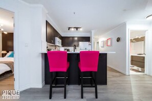 Réfrigérateur, four à micro-ondes, un four, surface de cuisson