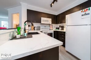 Fridge, microwave, oven, stovetop - The Neon Palace - KingBed - Fireplace - Netflix - UG Park
 (Edmonton)