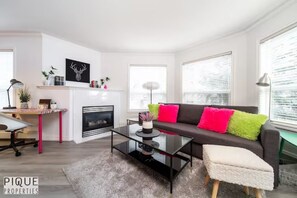Smart TV, fireplace, books - The Neon Palace - KingBed - Fireplace - Netflix - UG Park
 (Edmonton)