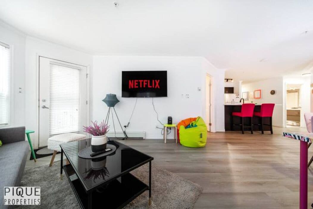 Smart-TV, peis og bøker