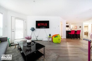 Smart TV, fireplace, books - The Neon Palace - KingBed - Fireplace - Netflix - UG Park
 (Edmonton)